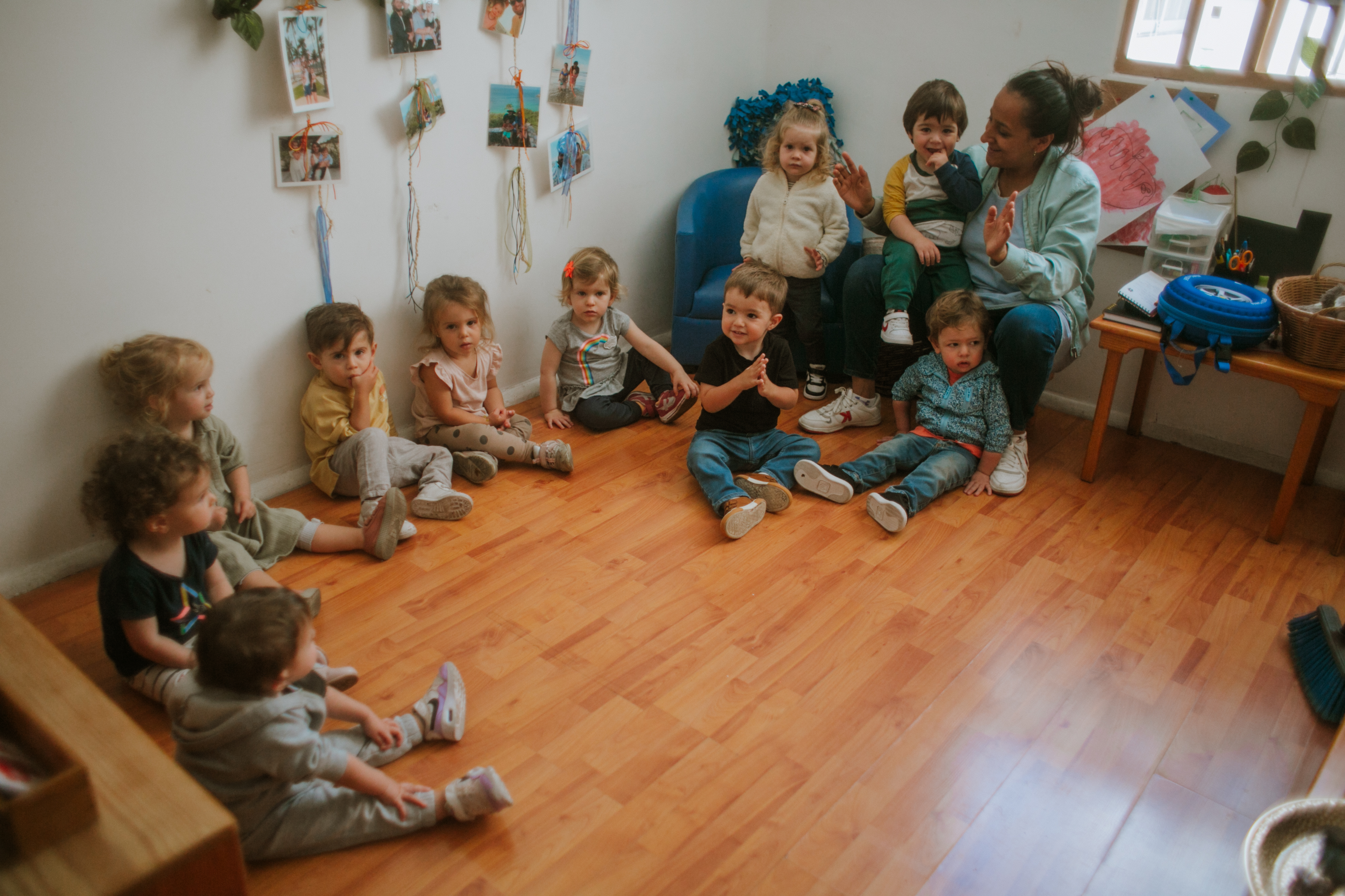 Niñas y niños reunidos con su guía en un ambiente Montessori de Gan Condesa