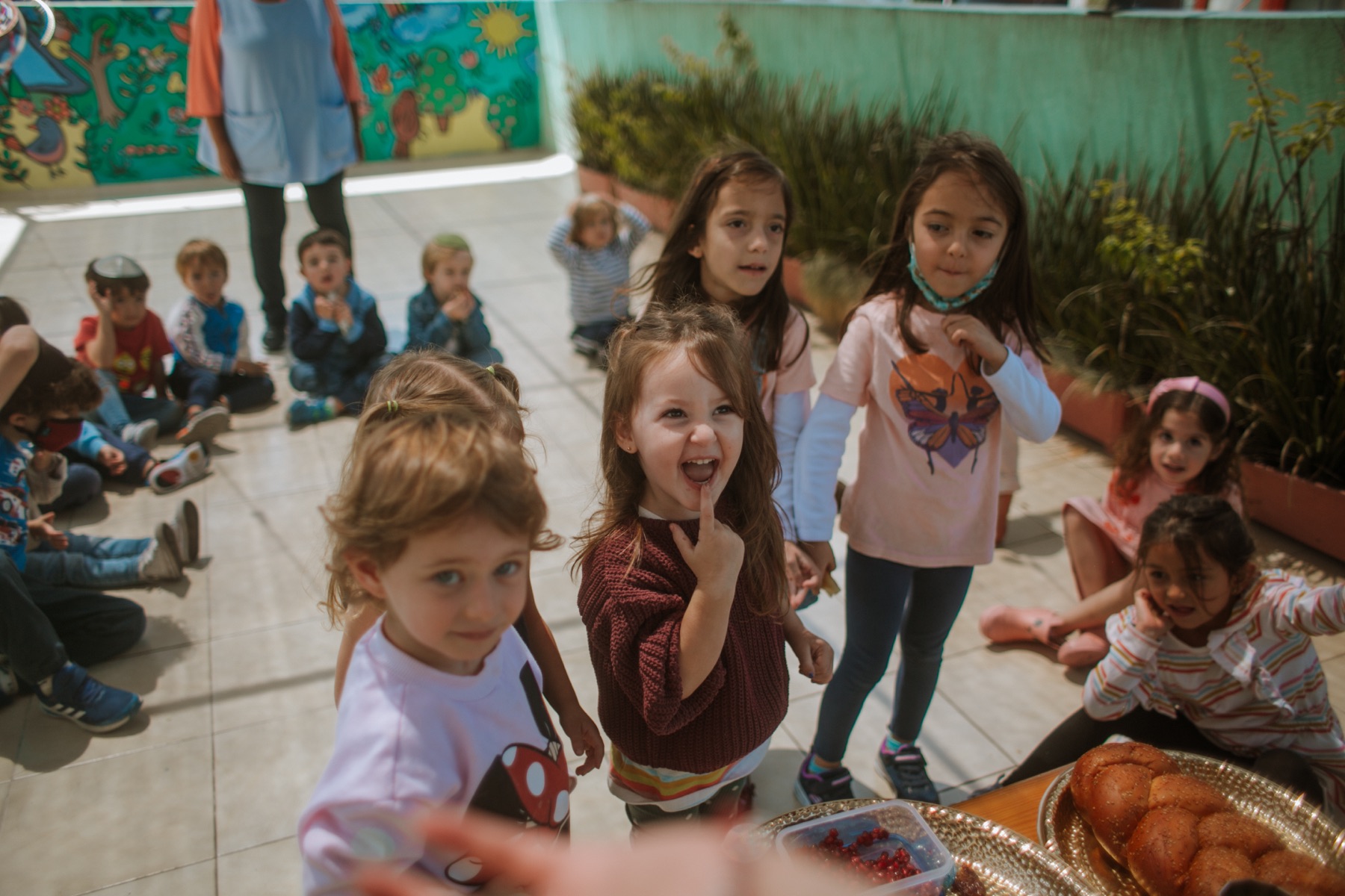 Niñas y niños compartiendo Shabbat en Gan Condesa