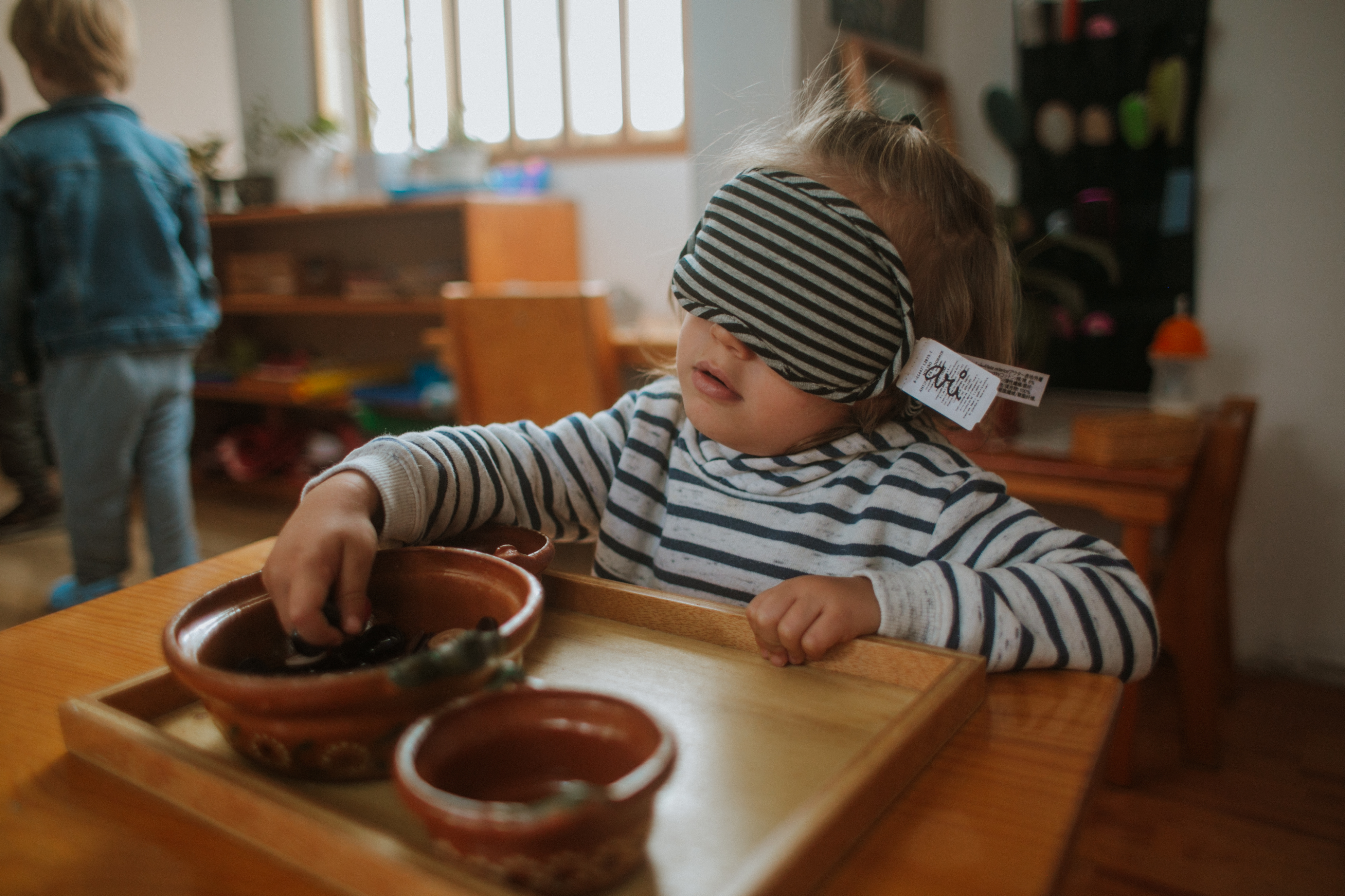 Niña explorando material Montessori